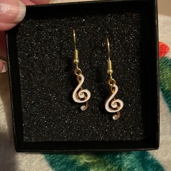 Treble clef music earrings hypoallergenic white and gold - Picture 1 of 4